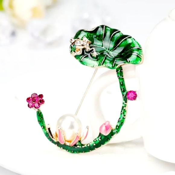 Gold plated pink and white crystal pearl Lily pad frog necklace/brooch - Picture 7 of 15